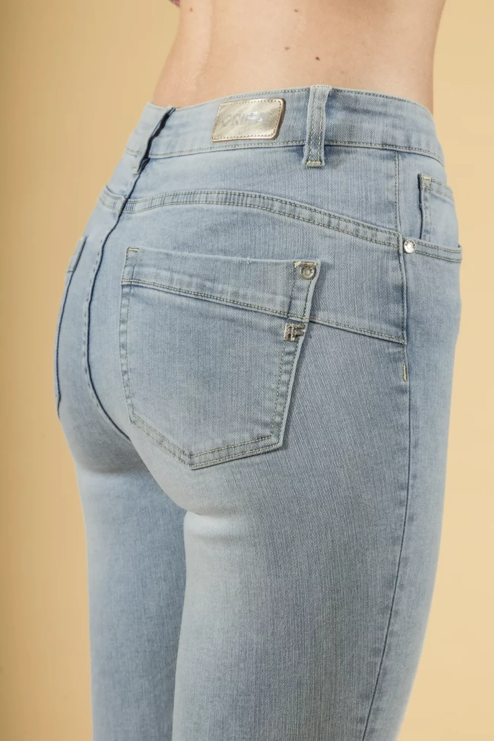 JEANS SKYNNI LAV. CHIARO VITA ALTA CON TAGLI – DGP1103°