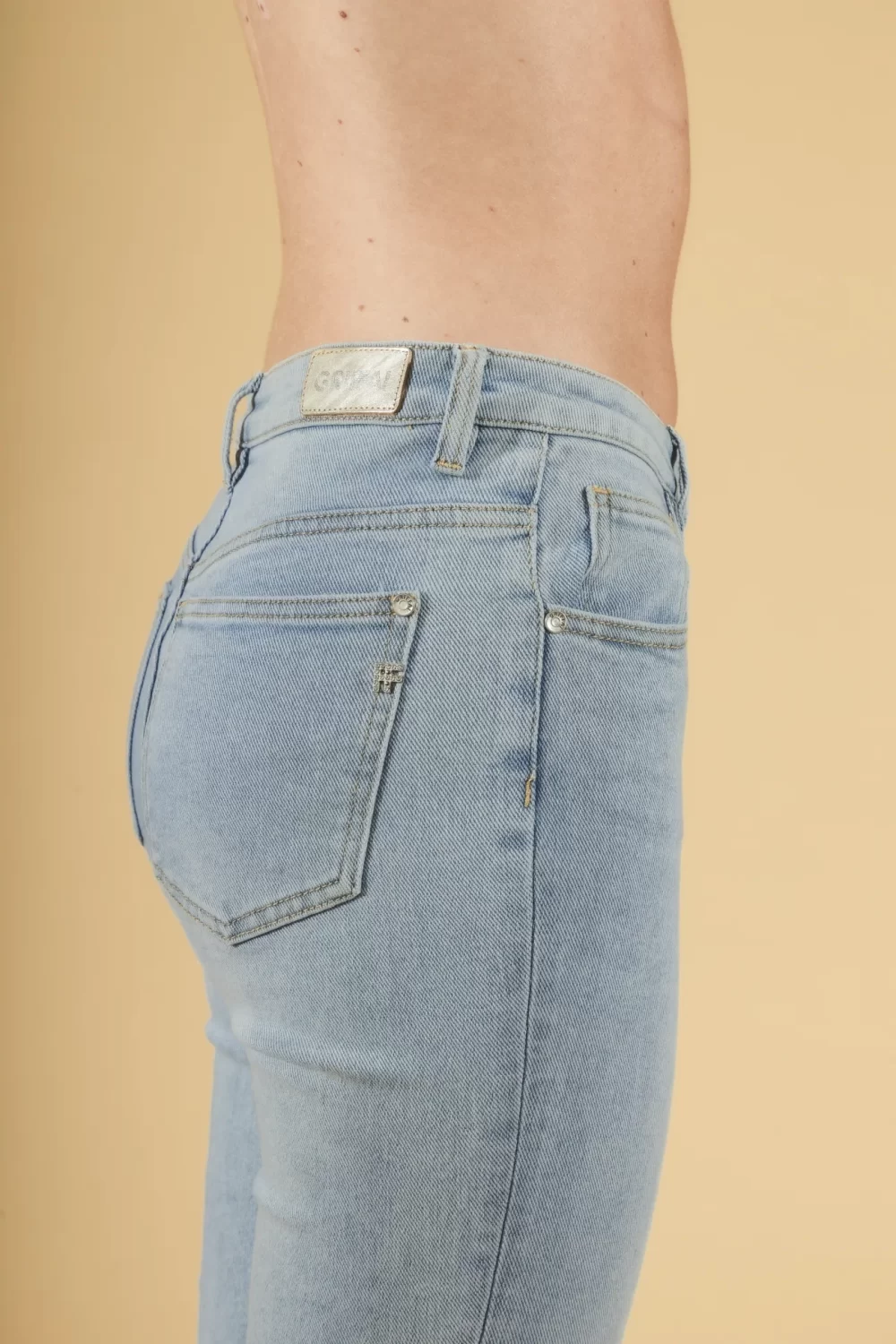 JEANS BRIGIT LAV. CHIARO CON BOTTONI E ROTTURE – DGP1107°