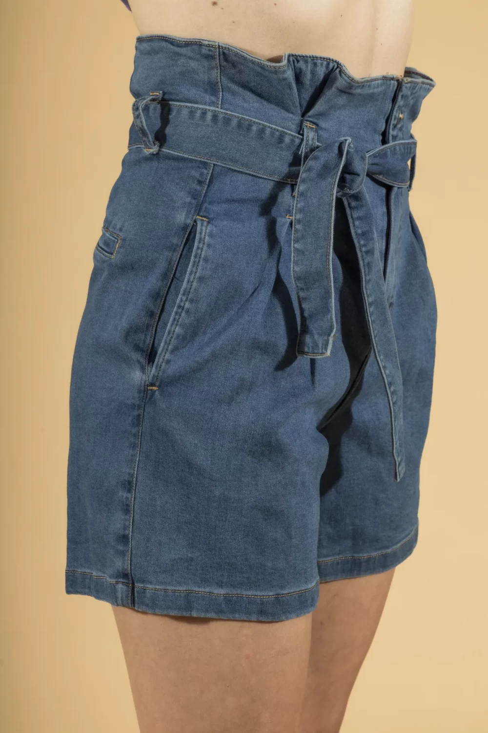 SHORT VITA ALTA CON PENCES E CINTA – DGP1111°