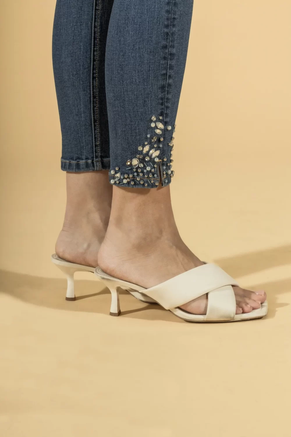 JEANS SKINNY CON SPACCHETTI E APPLICAZIONE CAVIGLI – DGP1114°