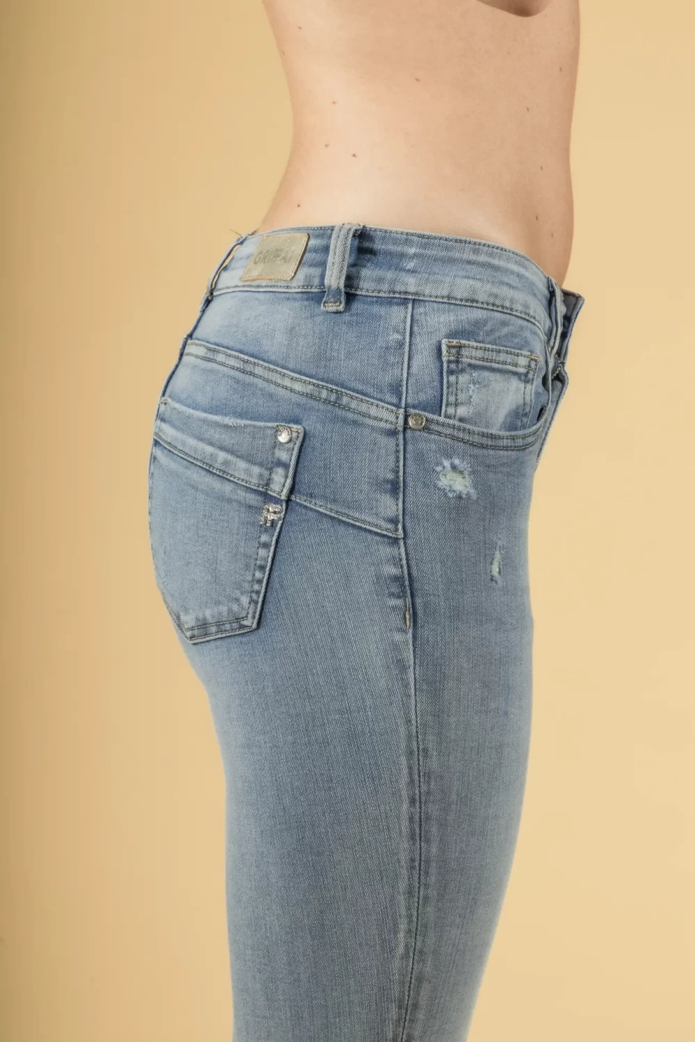 JEANS SKINNY CON SPACCHETTO E ABRASIONI LAV. CHIAR – DGP1119