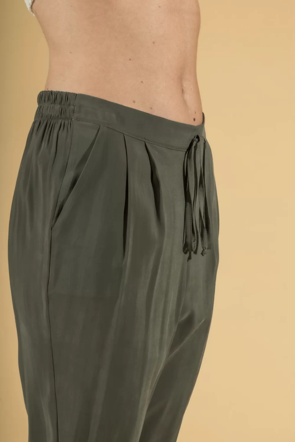 PANTALONE CON PENCES E COULISSE – DGP1631