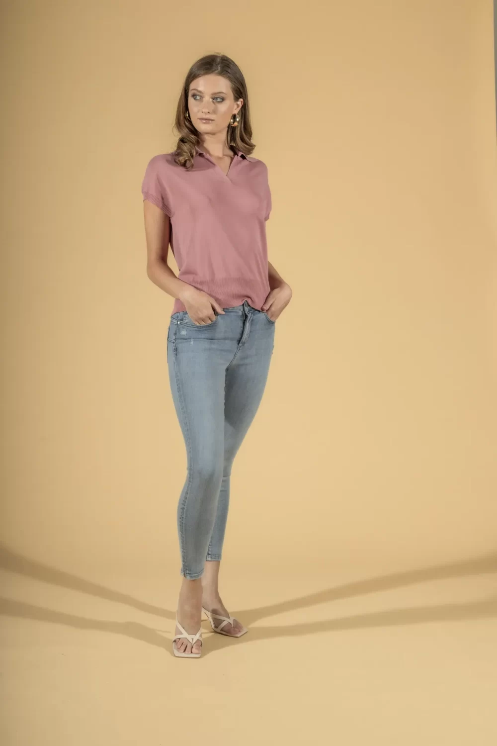 MAGLIA SMANICATA CON COLLETTO – DGP2018