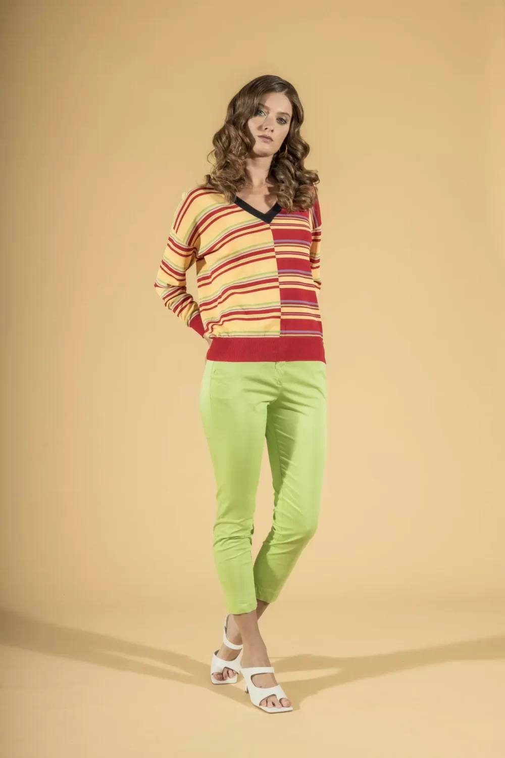 MAGLIA SCOLLO A V MULTICOLOR – DGP2034