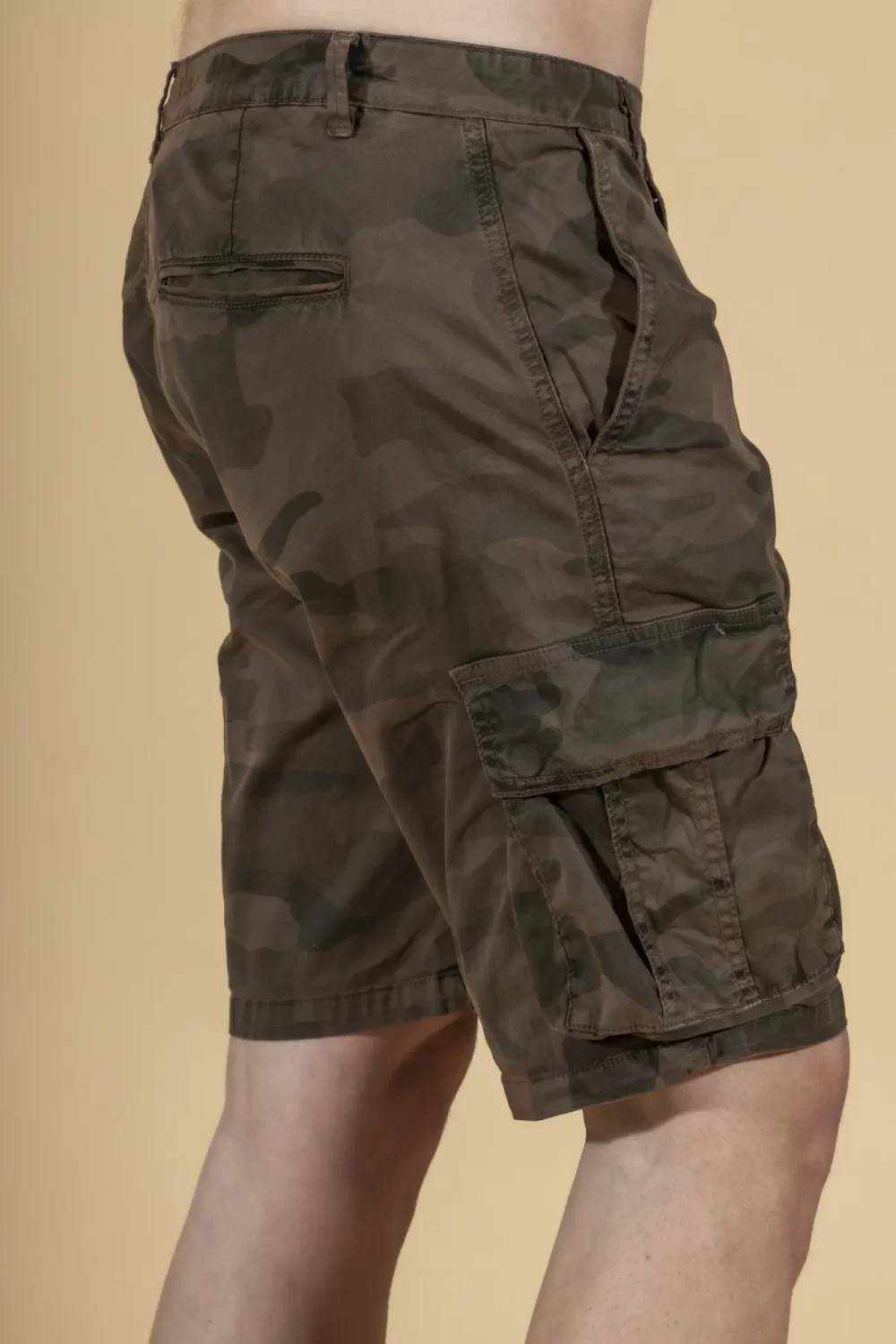 BERMUDA CON TASCONI MIMETICO – UGP506°