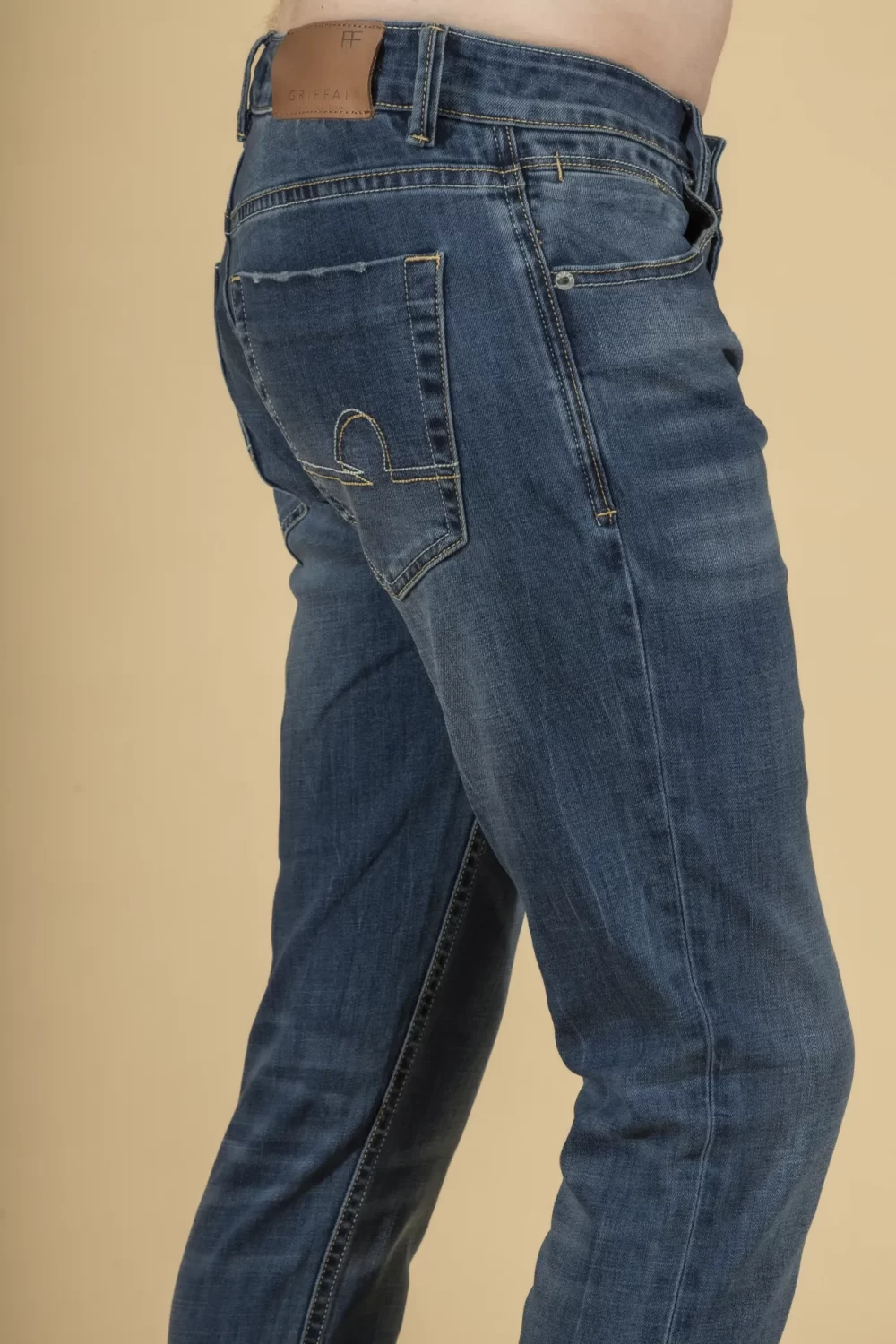 JEANS 5 TASCHE LAVAGGIO MEDIO CON ABRASIONI TASCHE – UGP509°