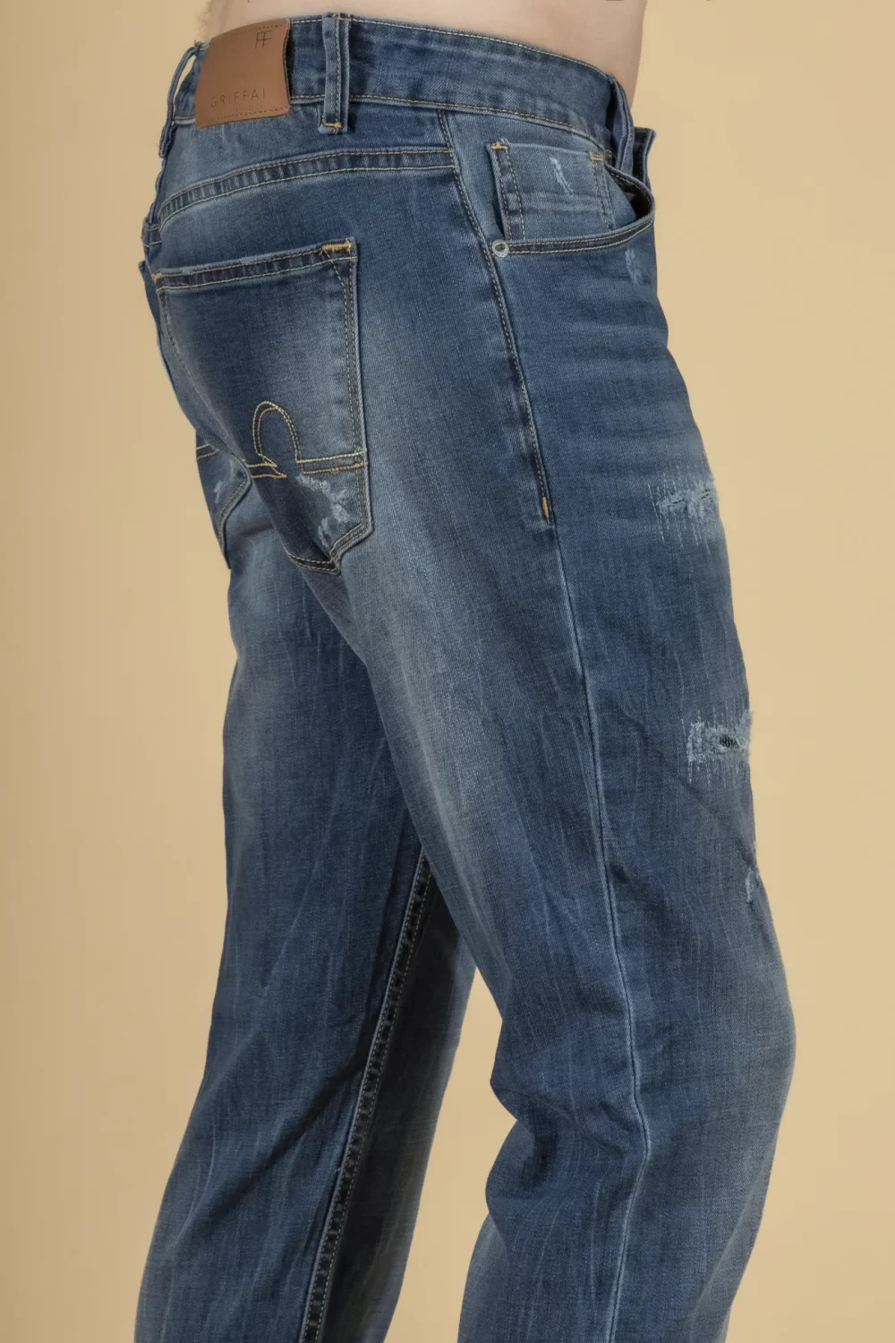 JEANS CON ABRASIONI E SARCITURE – UGP510°