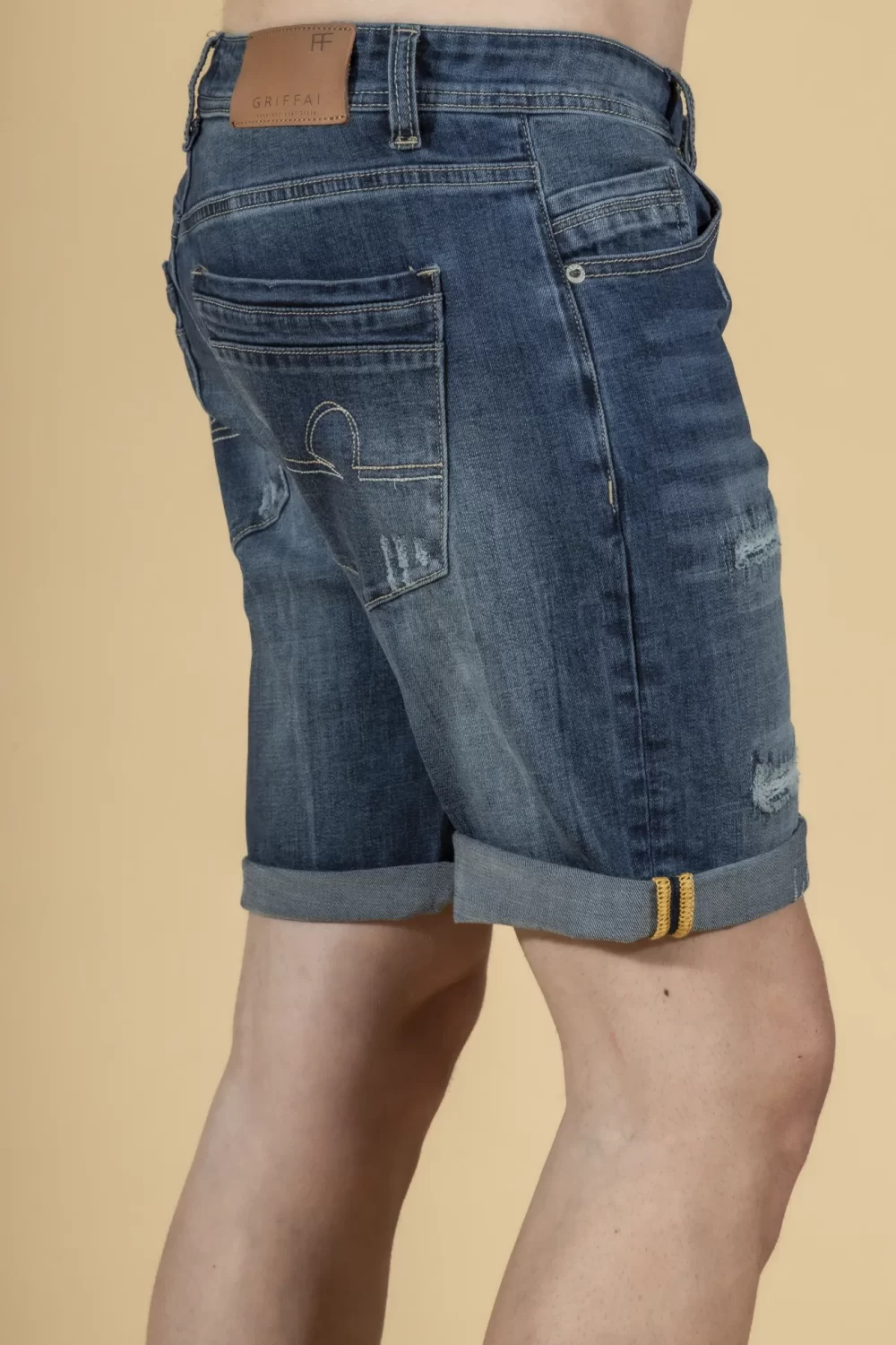 BERMUDA JEANS CON ABRASIONI E SARCITURE – UGP514°