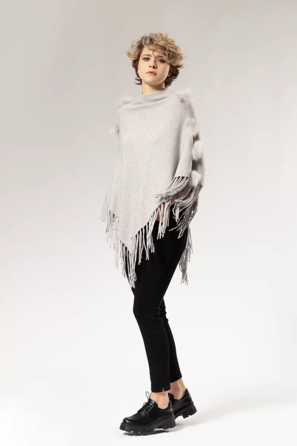 PONCHO CON FRANGE E PON PON – DGF2205