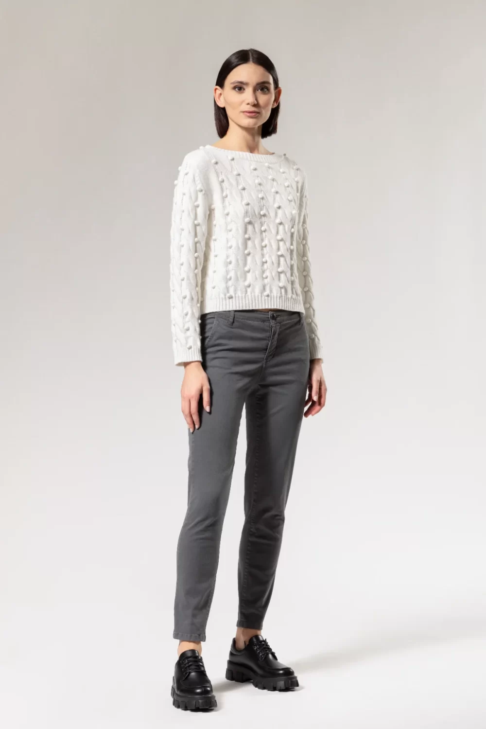 PARICOLLO CORTO CON TRECCE E PON PON – DGF2210