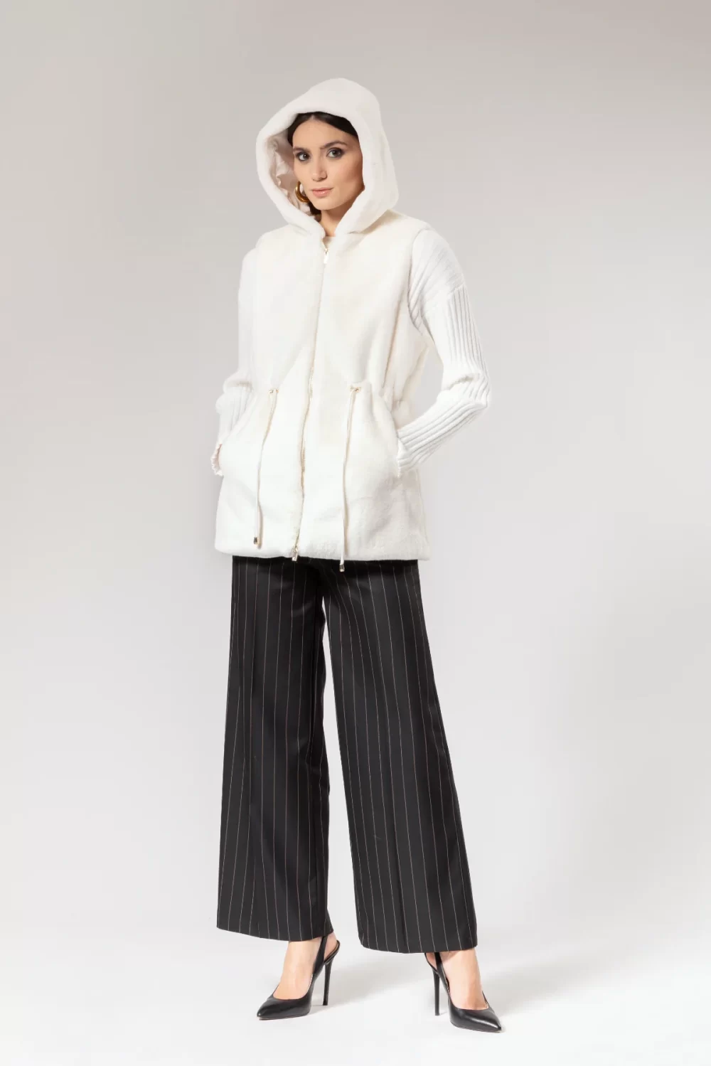 GILET PELLICCIA CON CAPPUCCIO E LACCETTO VITA – DGF2259