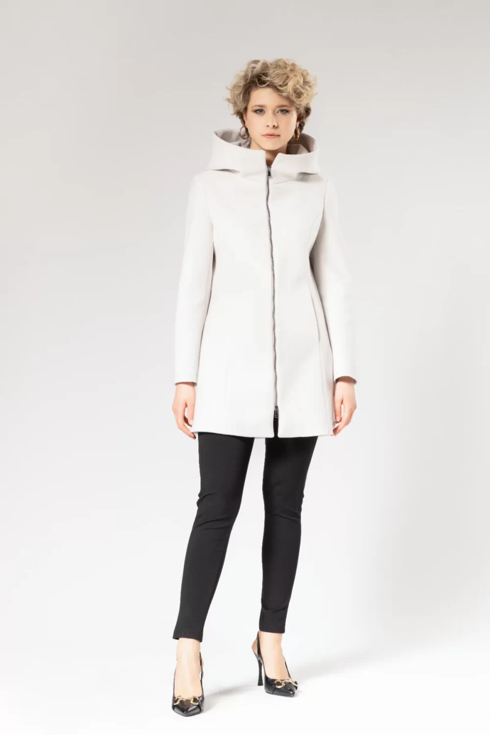 CAPPOTTO CON ZIP E CAPPUCCIO – DGF2365°