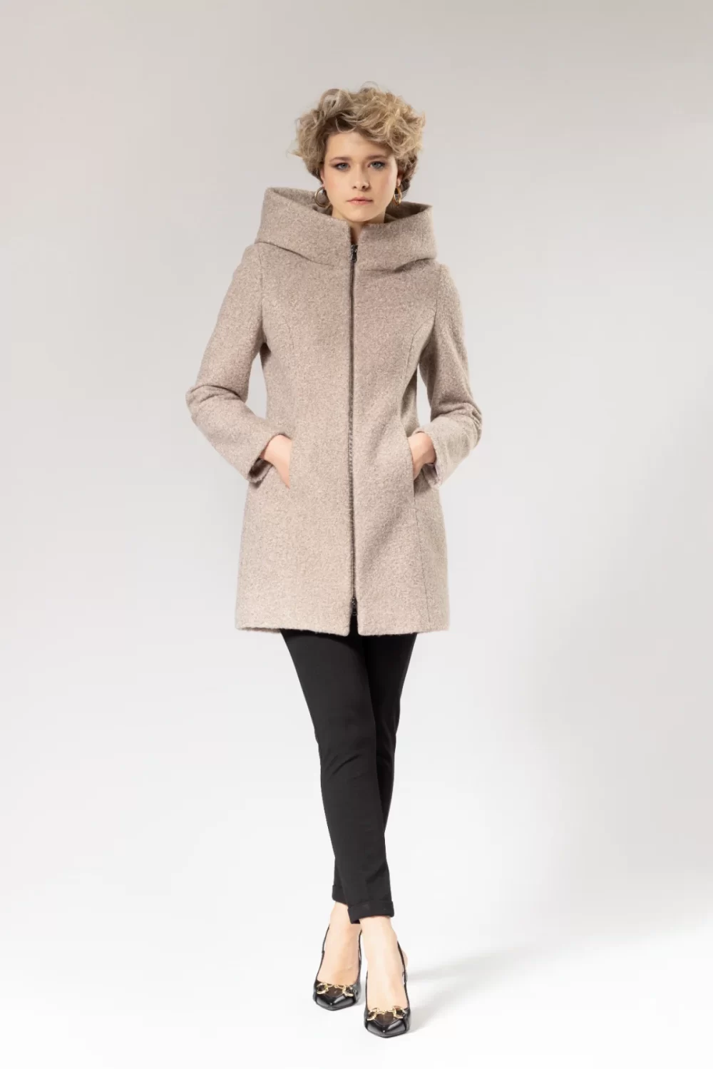 CAPPOTTO CON ZIP E CAPPUCCIO RICCIOLINO – DGF2377°