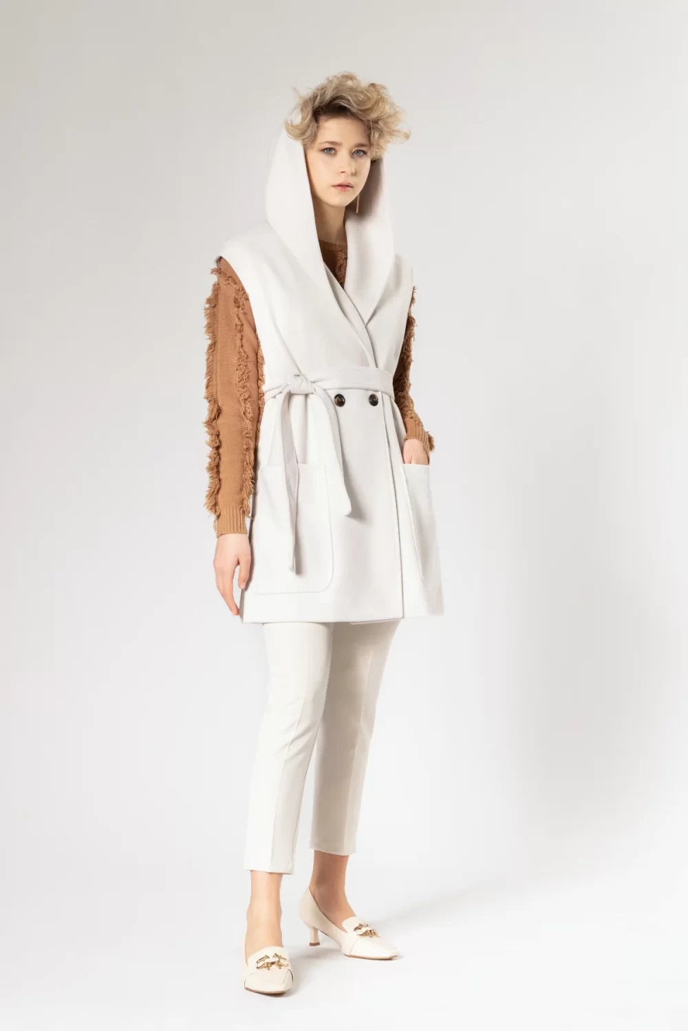 CAPPOTTO SMANICATO CON SPACCHI E CAPPUCCIO – DGF2379°