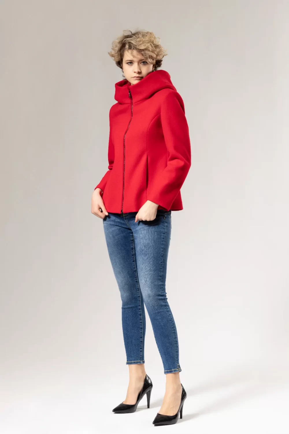 CAPPOTTO CORTO CON ZIP E CAPPUCCIO – DGF2380°