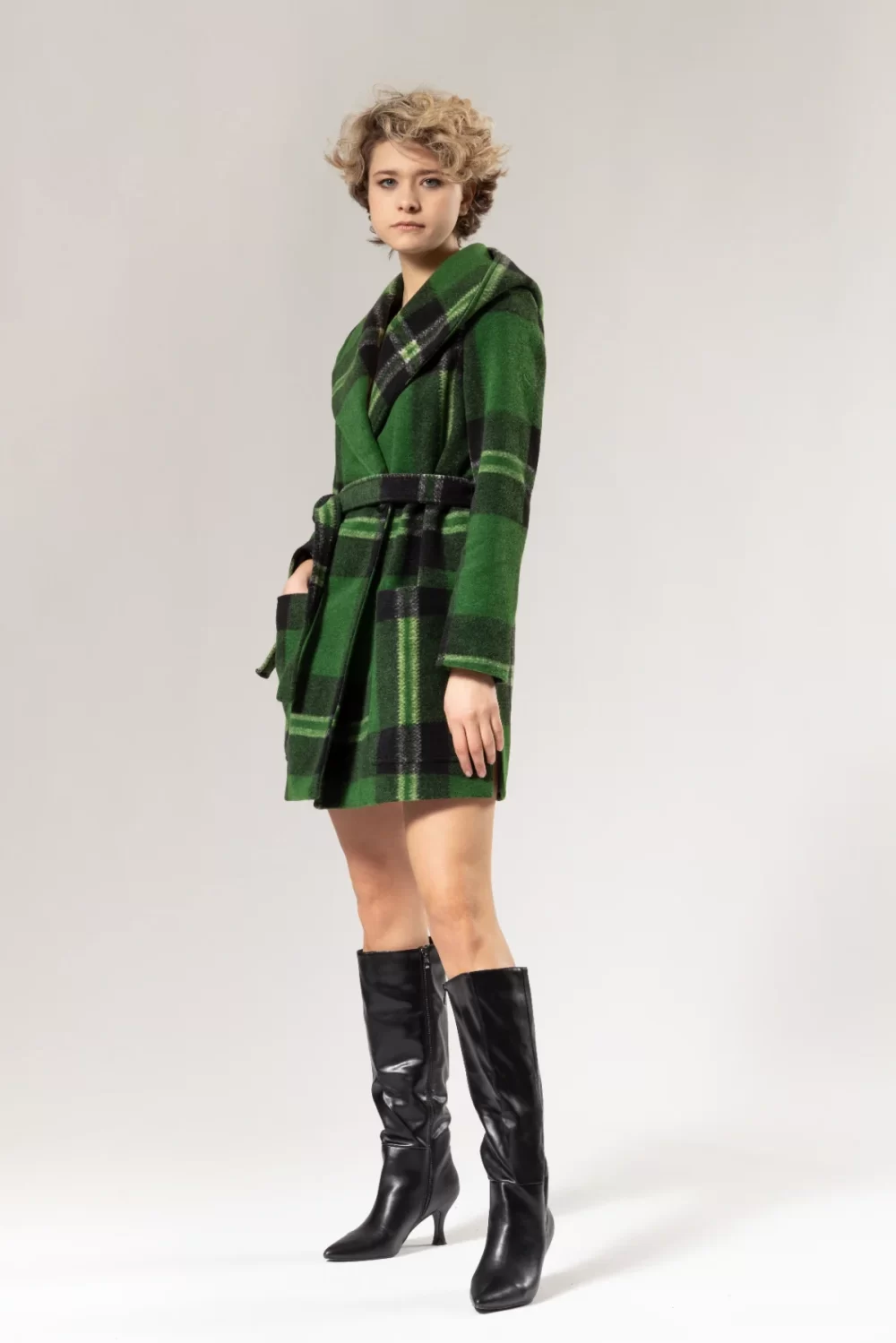 CAPPOTTO CORTO DOPPIO PETTO CON CINTA E CAPPUCCIO  – DGF2383°