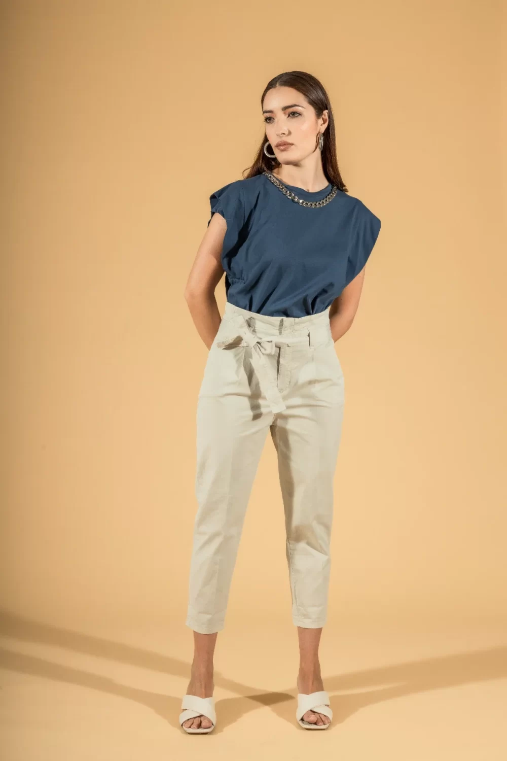 PANTALONE VITA ALTA CON CINTA E PENCES – DGP1519°