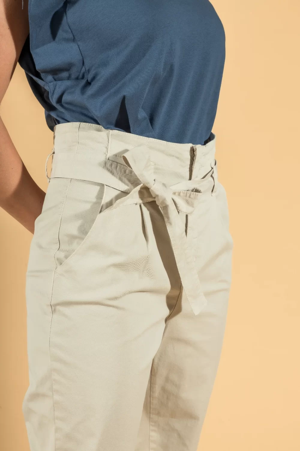 PANTALONE VITA ALTA CON CINTA E PENCES – DGP1519°